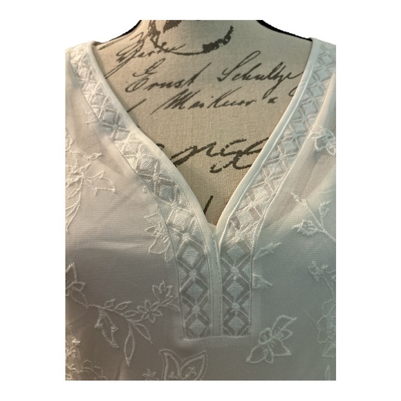 WHITE HOUSE BLACK MARKET blouse, lacy  and embroidered and sewn in cami.  Flowy. - Picture 4 of 8